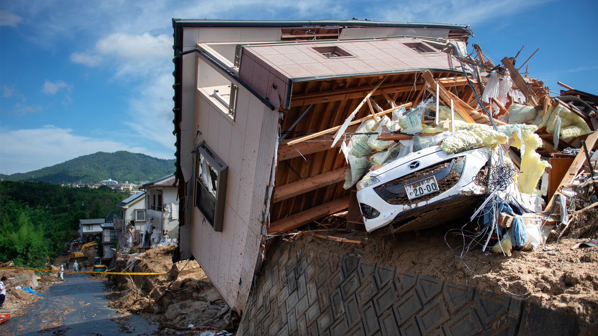 Sube a 141 el número de muertos en Japón, continúa la búsqueda