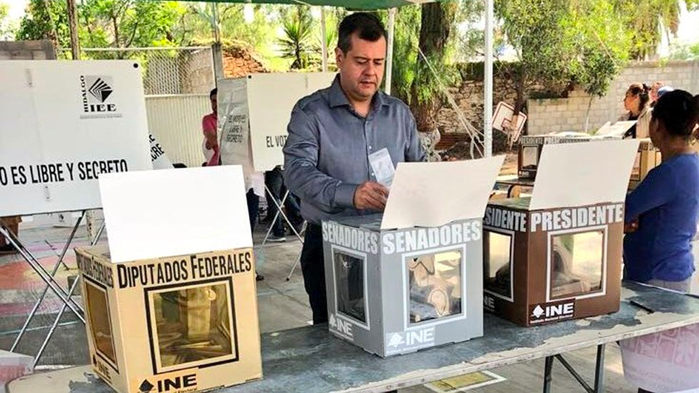 José Ramón Amieva votó en Hidalgo