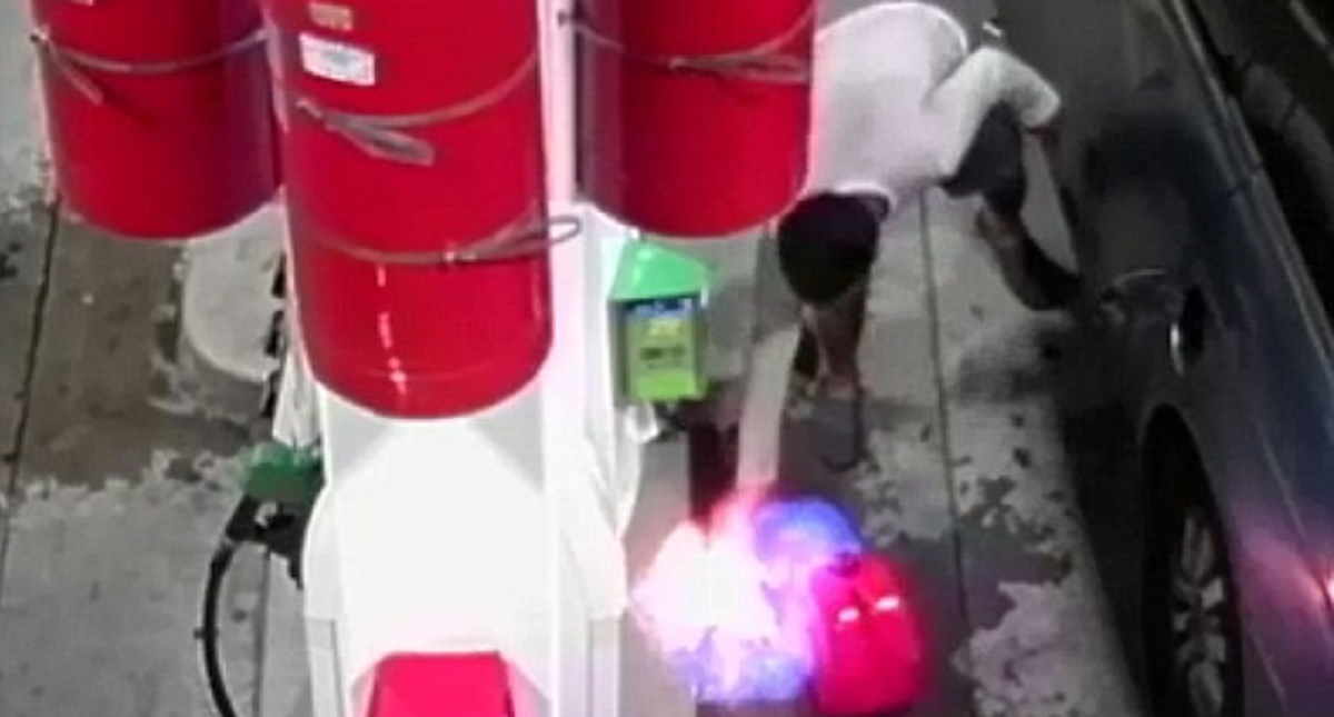 #Video Joven intenta incendiar gasolinera en Nueva York