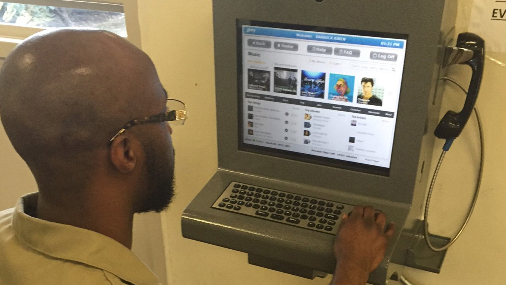 Presos hackean tabletas para transferir crédito a sus cuentas en Idaho