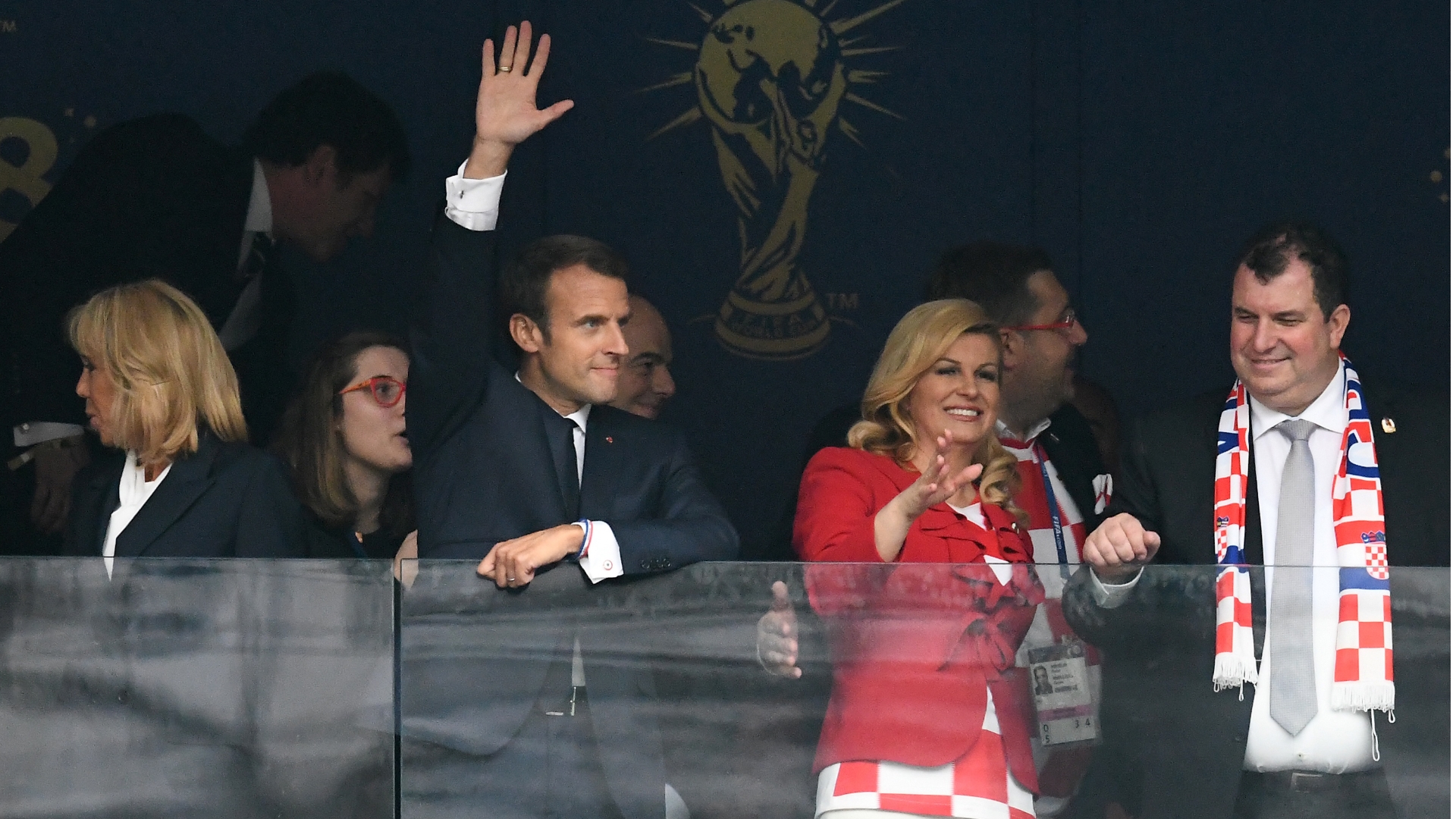 Presidenta de Croacia regala a Putin camiseta de su selección - kolinda-grabar-kitarovic-y-macron-final-mundial-croacia-francia
