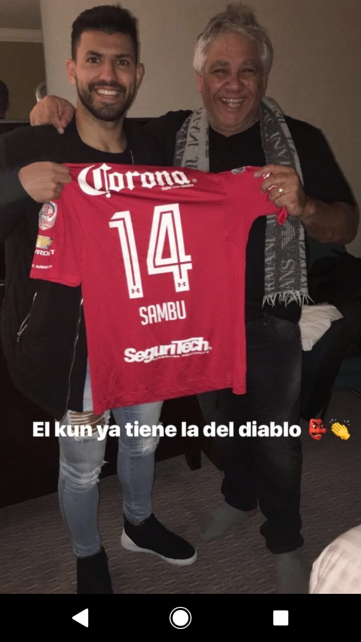 Sambueza le obsequia una playera del Toluca a 'Kun' Agüero - kun-aguero-toluca-diablos