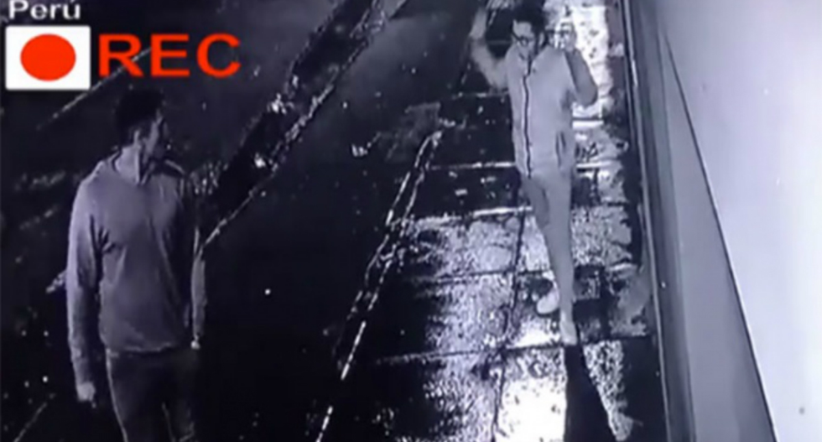 #Video Joven avienta celular a una casa para evitar ser asaltado