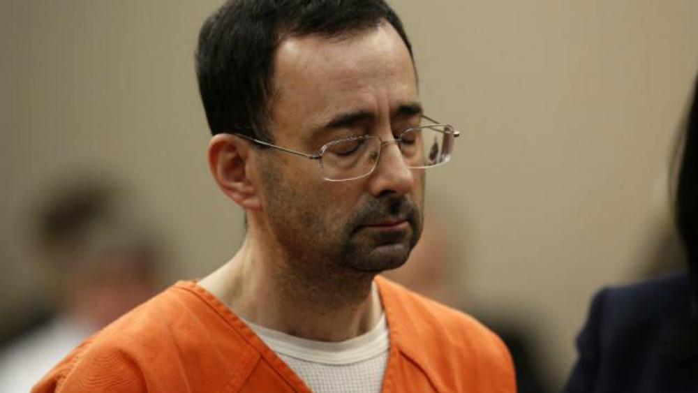 Agreden en prisión a exmédico del equipo de gimnasia de EE.UU. acusado de abuso