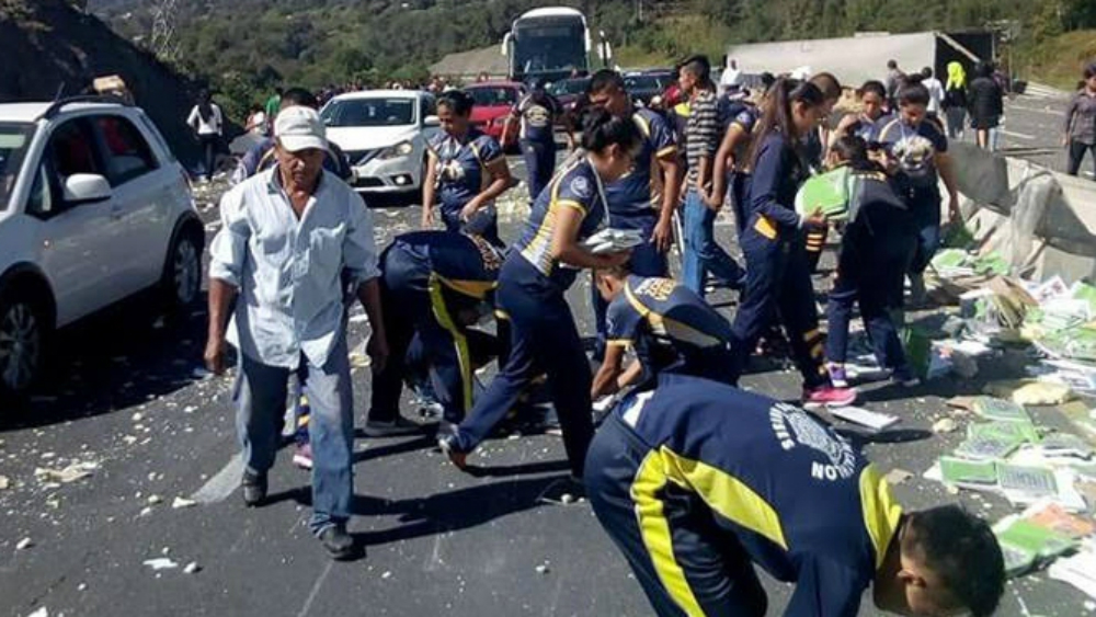 Tráiler vuelca con libros de texto en Veracruz
