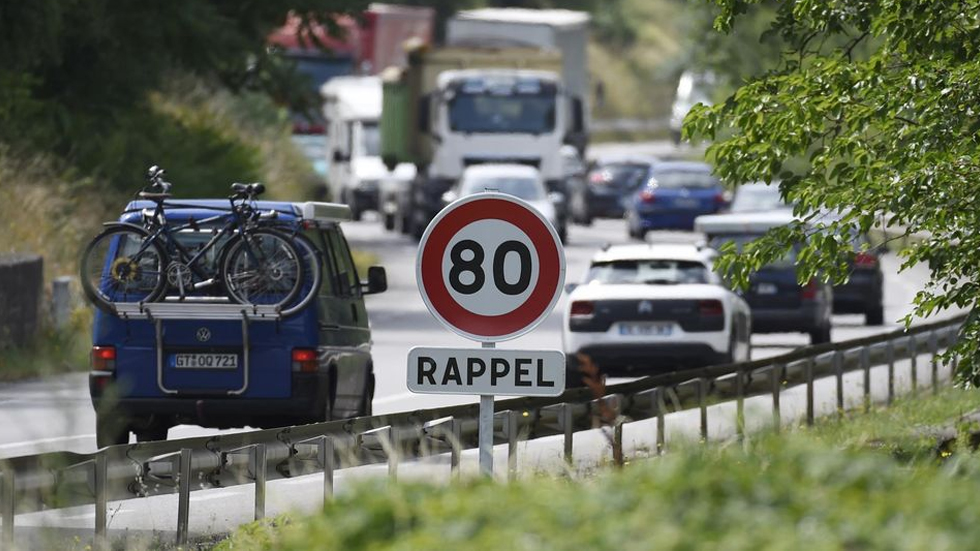 Francia baja límite de velocidad en carreteras secundarias