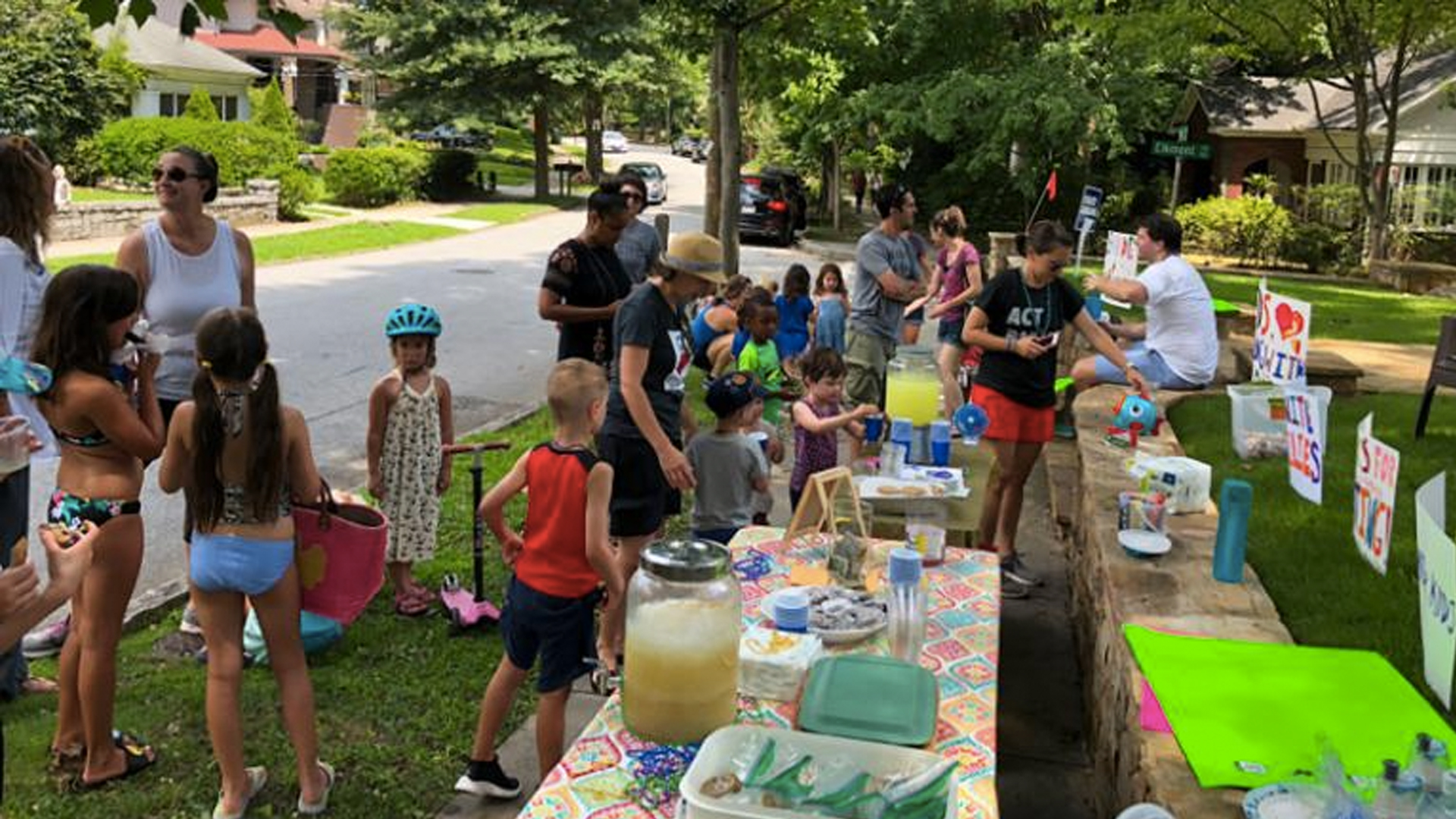 Niño recauda 13 mil dólares para apoyar a familias migrantes separadas - limonada-2