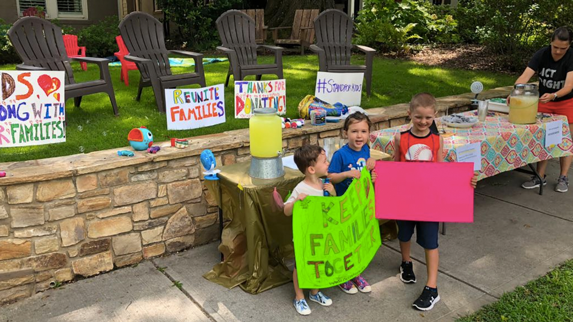 Niño recauda 13 mil dólares para apoyar a familias migrantes separadas