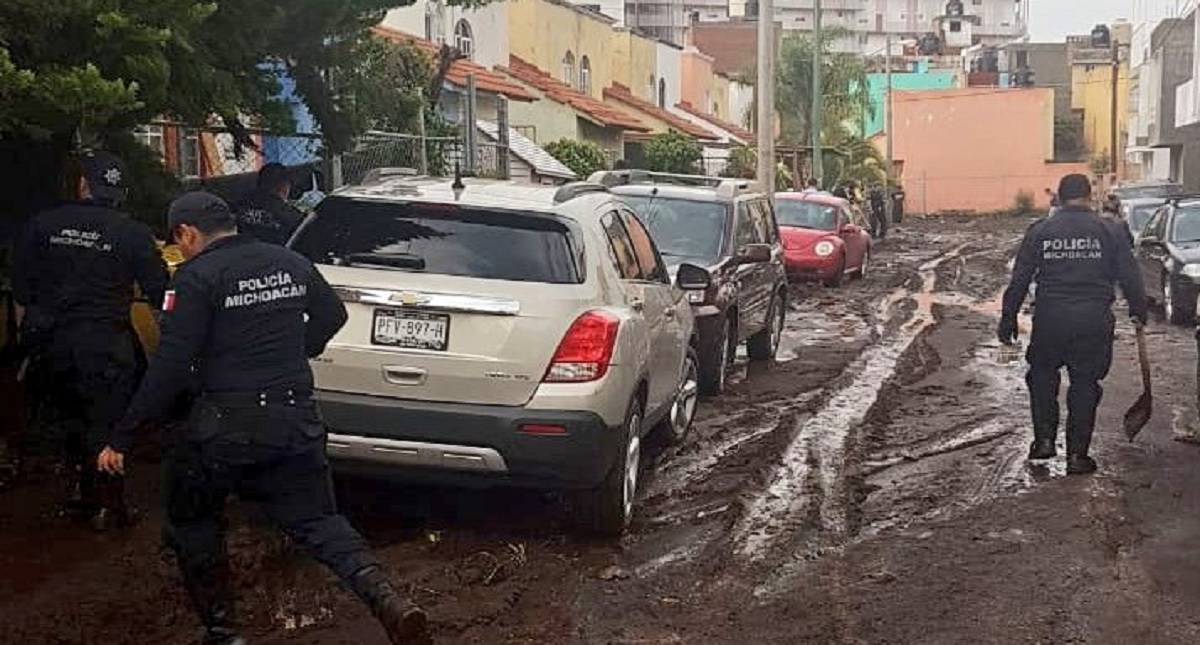 Lluvias inundan 50 casas y dañan 29 autos en Michoacán