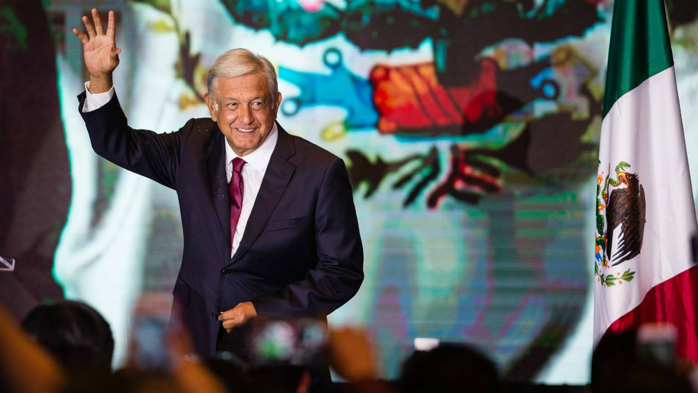 "Vamos a acabar con la corrupción y la impunidad": AMLO - lopez-obrador-bandera
