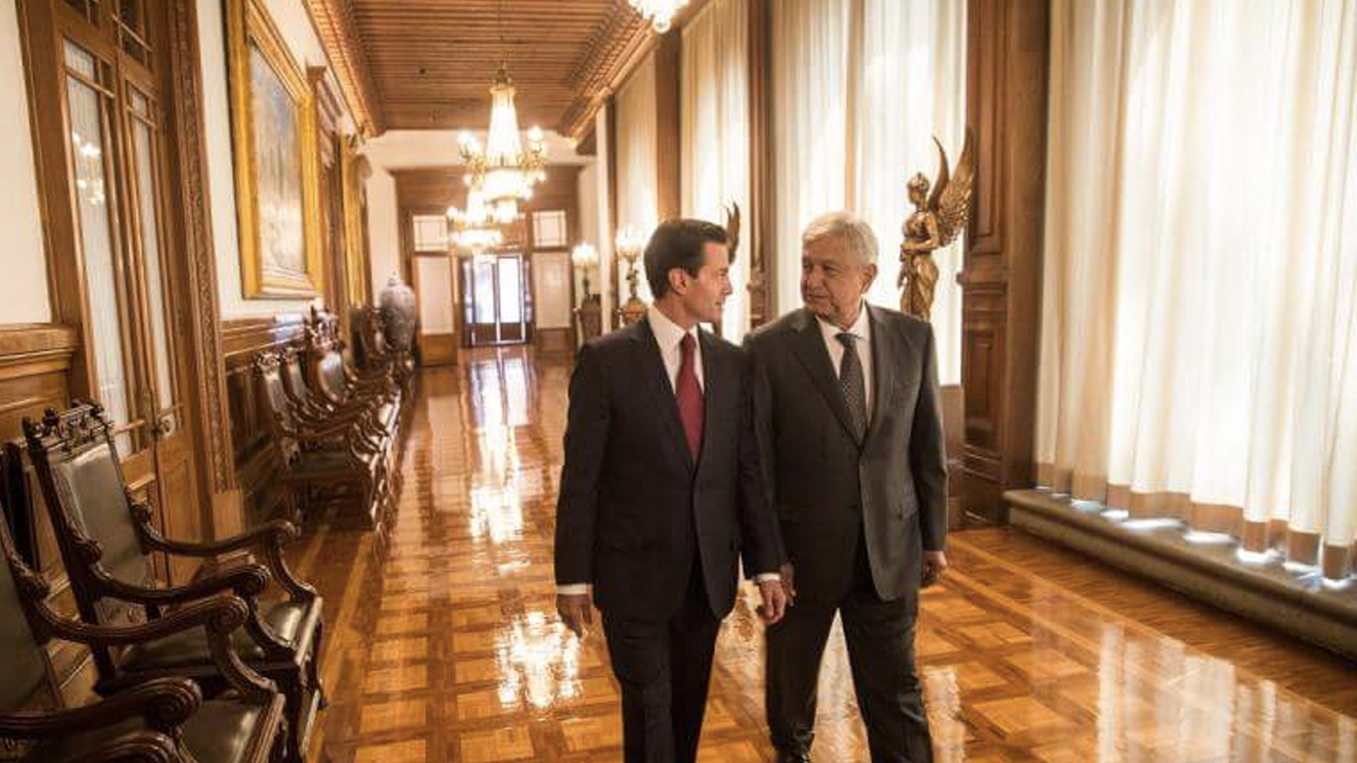 López Obrador impone agenda mediática frente a Peña Nieto