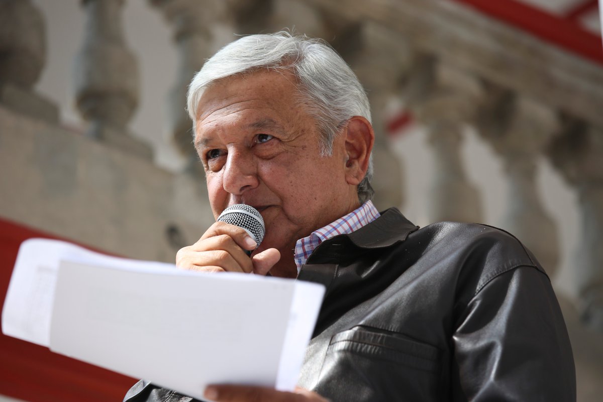 López Obrador envía abrazo a pasajeros del avión accidentado en Durango