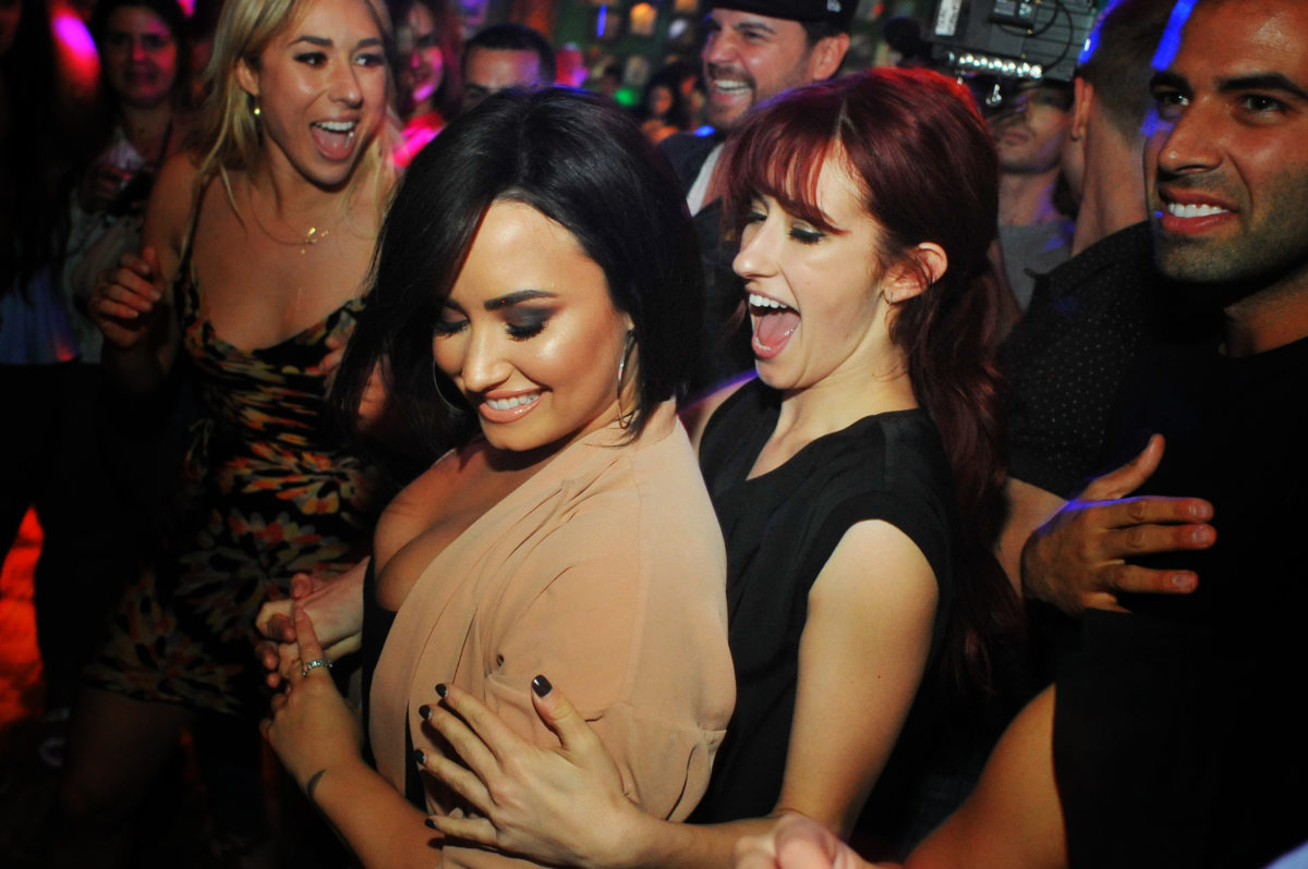 Demi Lovato fue captada saliendo de un club nocturno tambaleándose - lovato