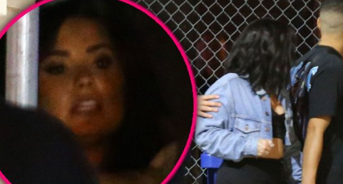 Demi Lovato fue captada saliendo de un club nocturno tambaleándose
