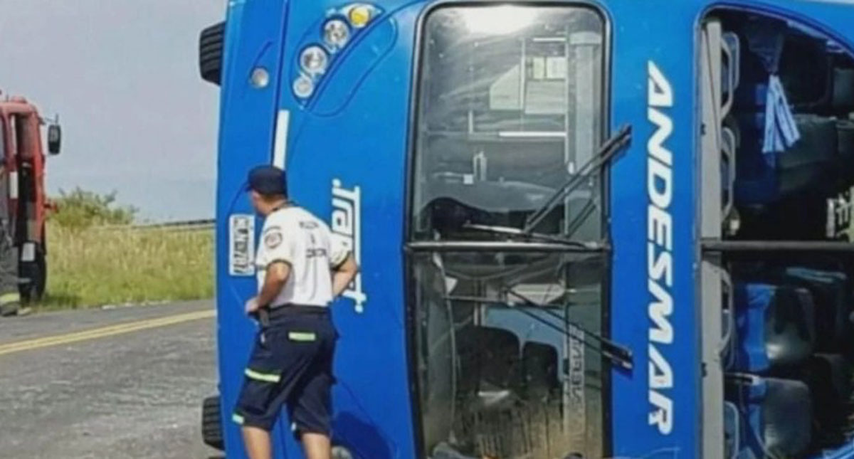 Volcadura de autobús deja nueve heridos en Argentina - machote