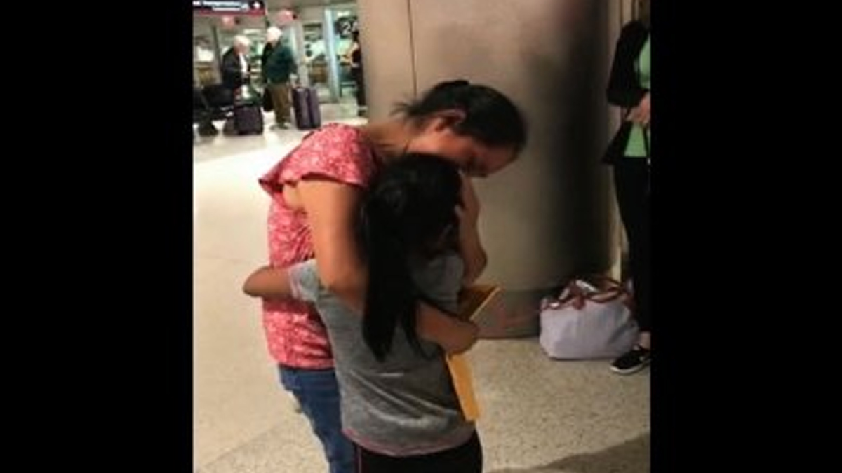 Madre e hija se reúnen tras dos meses separadas en EE.UU. - madre-e-hija-reunion-frontera-eeuu