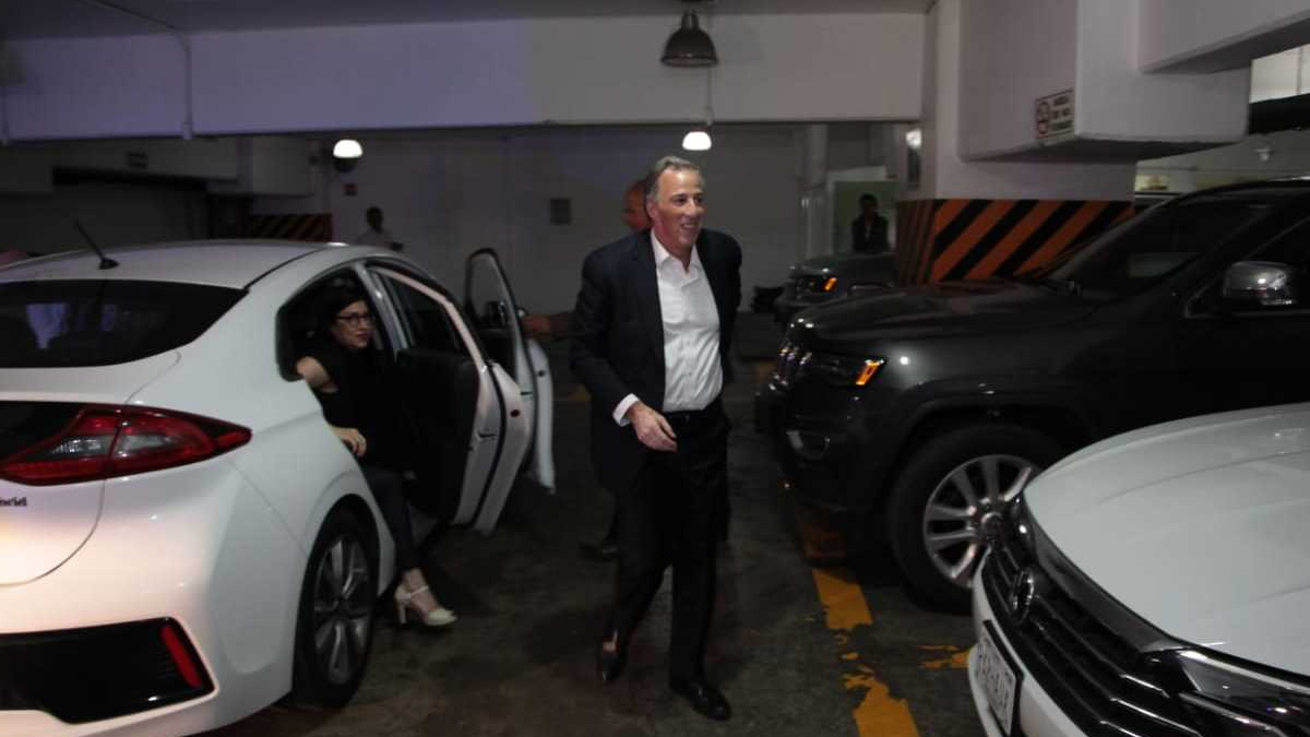 Meade se instala en su búnker para seguir la votación