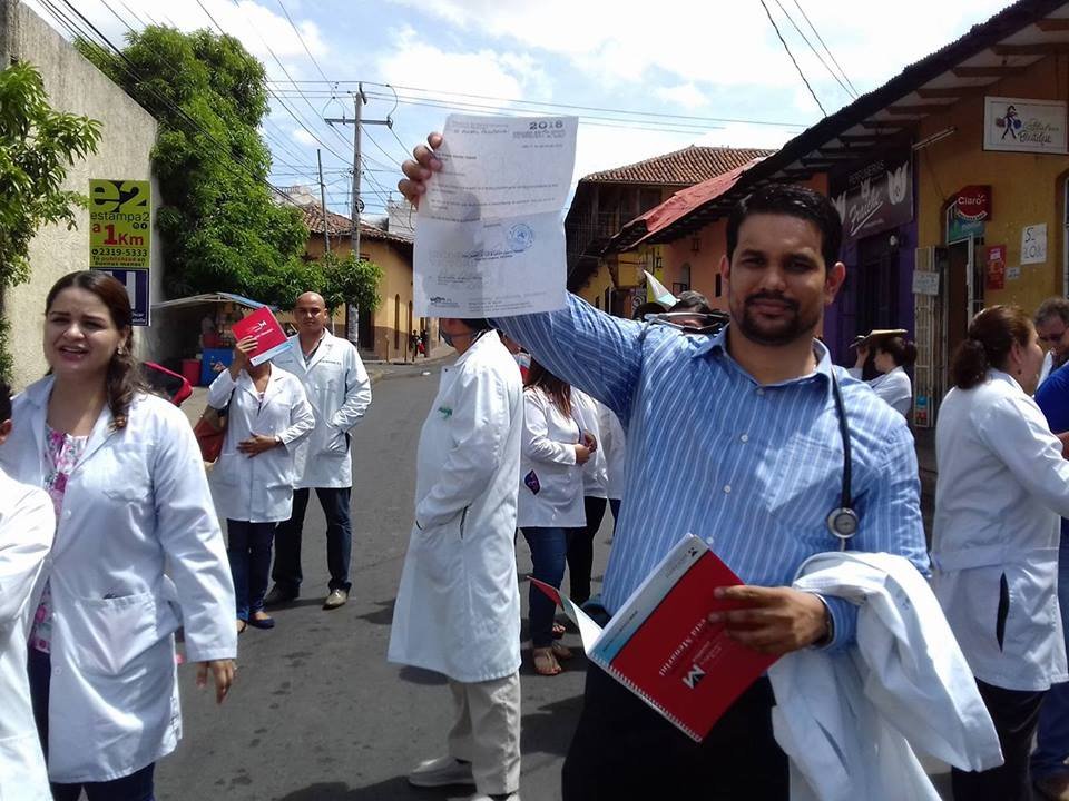 Despiden a médicos por apoyar a heridos por protestas en Nicaragua - medicos-nicaragua1