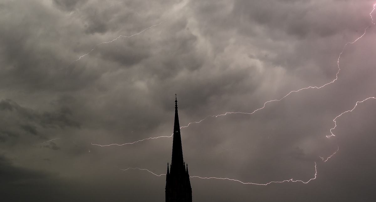 Mega tormenta deja un muerto y 136 mil casas sin luz en Francia Mega tormenta deja un muerto y 136 mil casas sin luz en Francia
