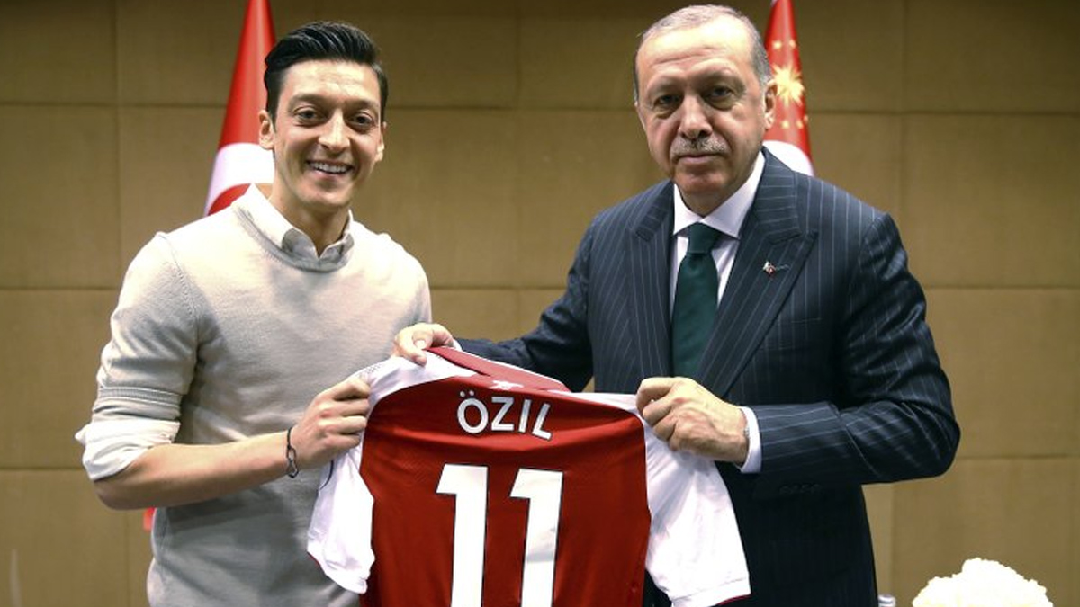 Federación Alemana niega racismo contra Özil