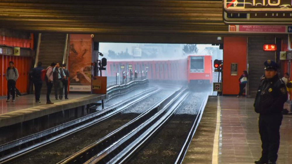 Rescatan a niño en Metro tras caer a las vías