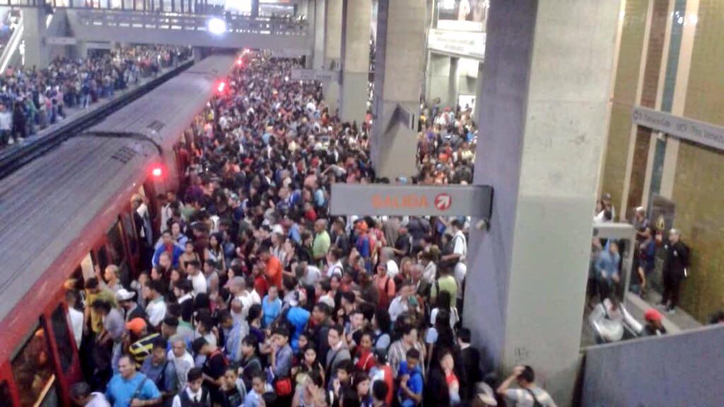 Metro de Caracas funciona gratis por falta de boletos - metro-de-caracas