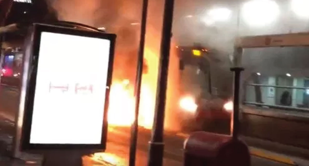 #Video Unidad de Metrobús se incendia en estación Durango