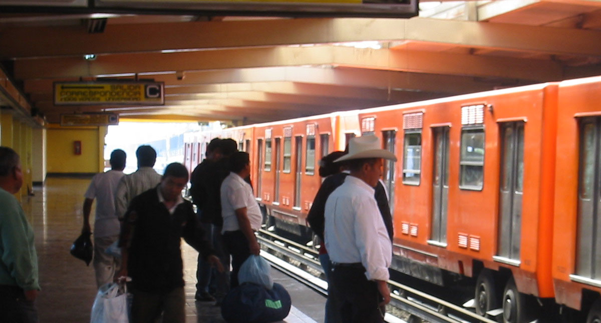 INE ordena retirar del Metro carteles con propaganda falsa de Morena