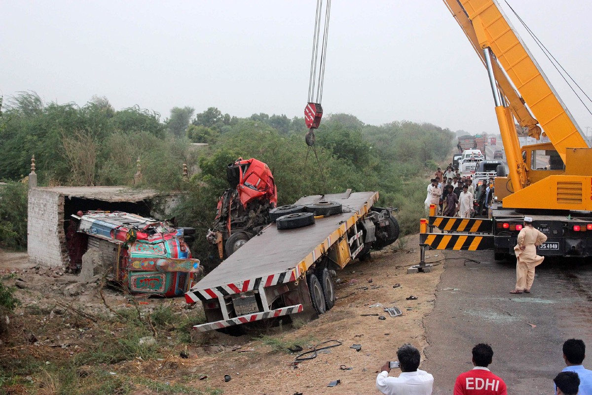 Choque de autobús deja 16 muertos en Pakistán - microbus-pakistan-2
