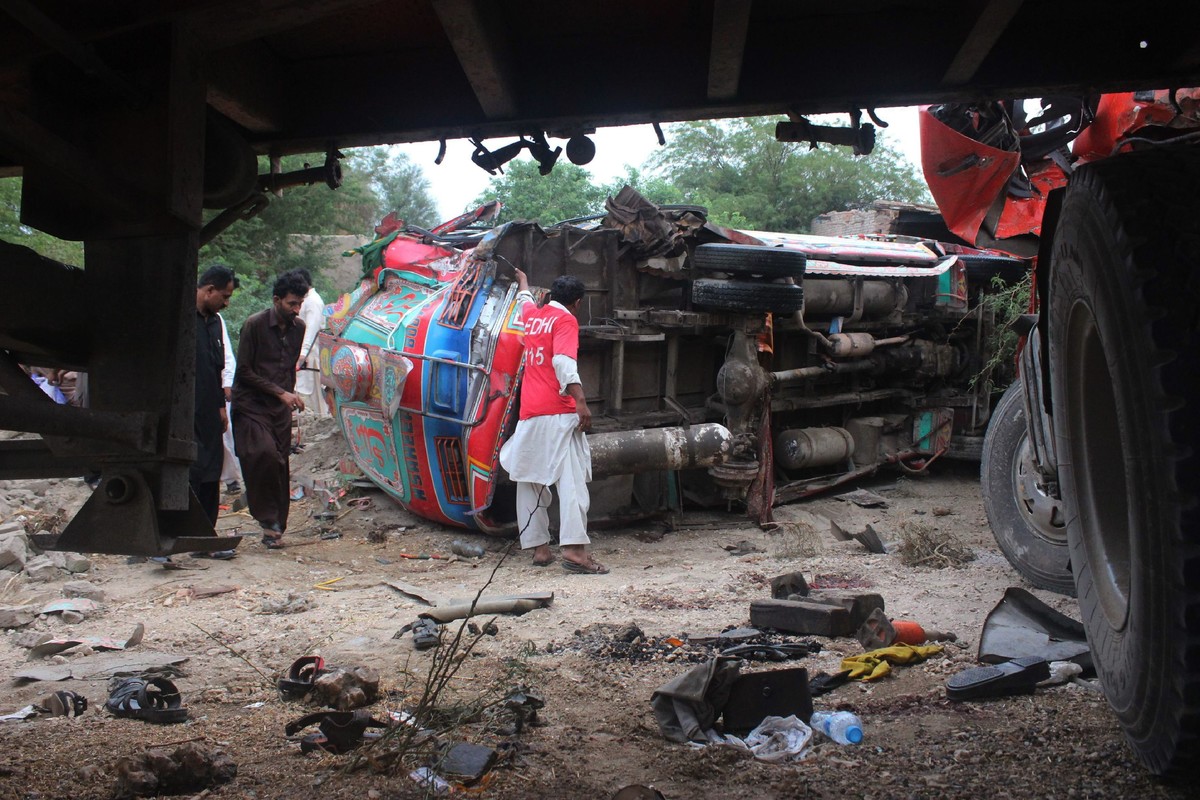 Choque de autobús deja 16 muertos en Pakistán - microbus-pakistan