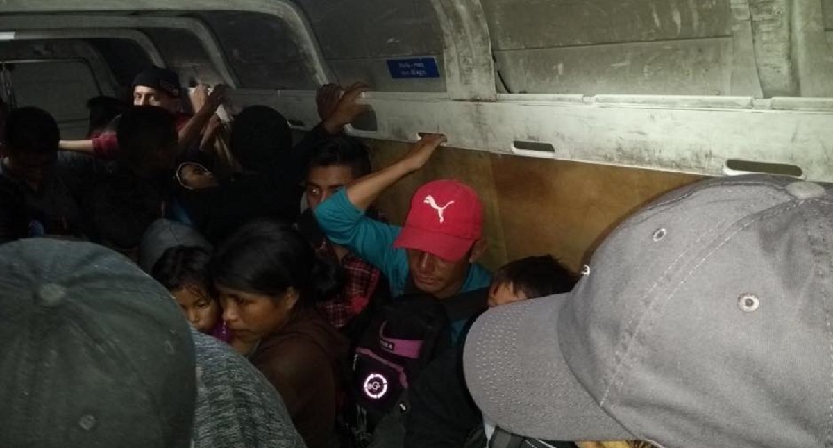 Rescatan a 53 migrantes abandonados dentro de camioneta en Tabasco - migrantes-centroamericanos