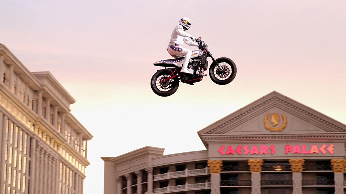 #Video Motociclista salta las fuentes del Caesars Palace