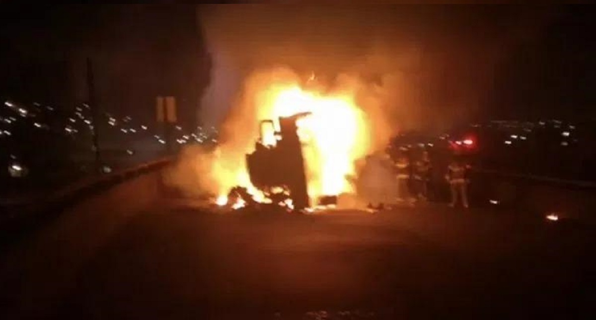 #Video Así se incendió pipa de combustible tras caer de puente en Toluca