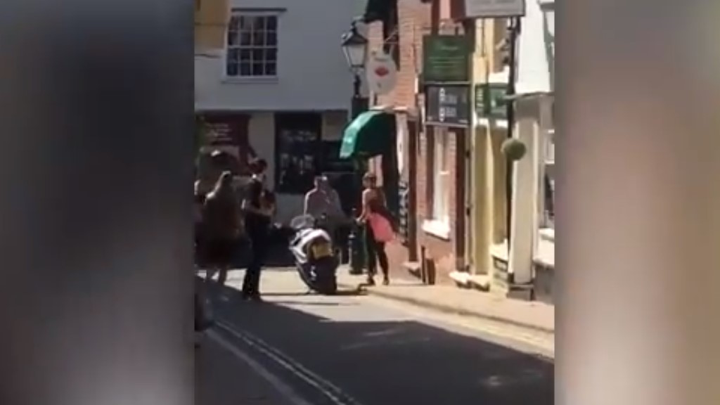 #Video Mujer frustra asalto contra joyería en Inglaterra