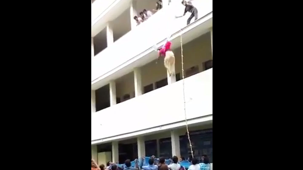 #Video Estudiante muere tras ser empujada de segundo piso en India