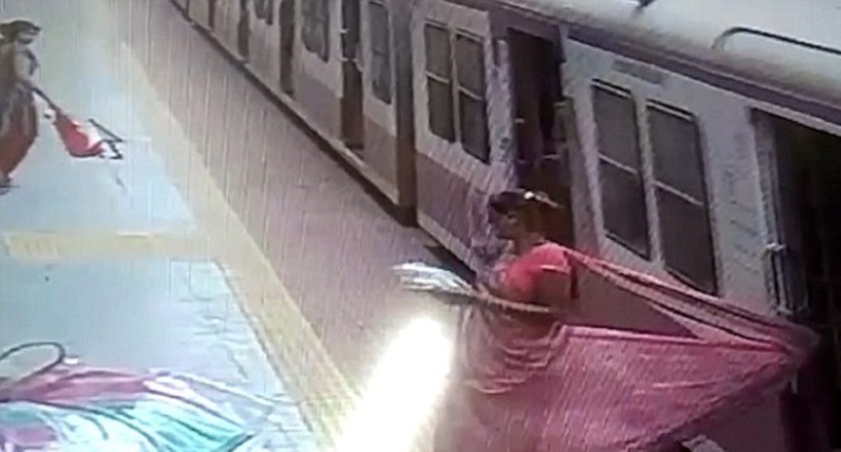 #Video Mujer salva la vida tras ser arrastrada por tren