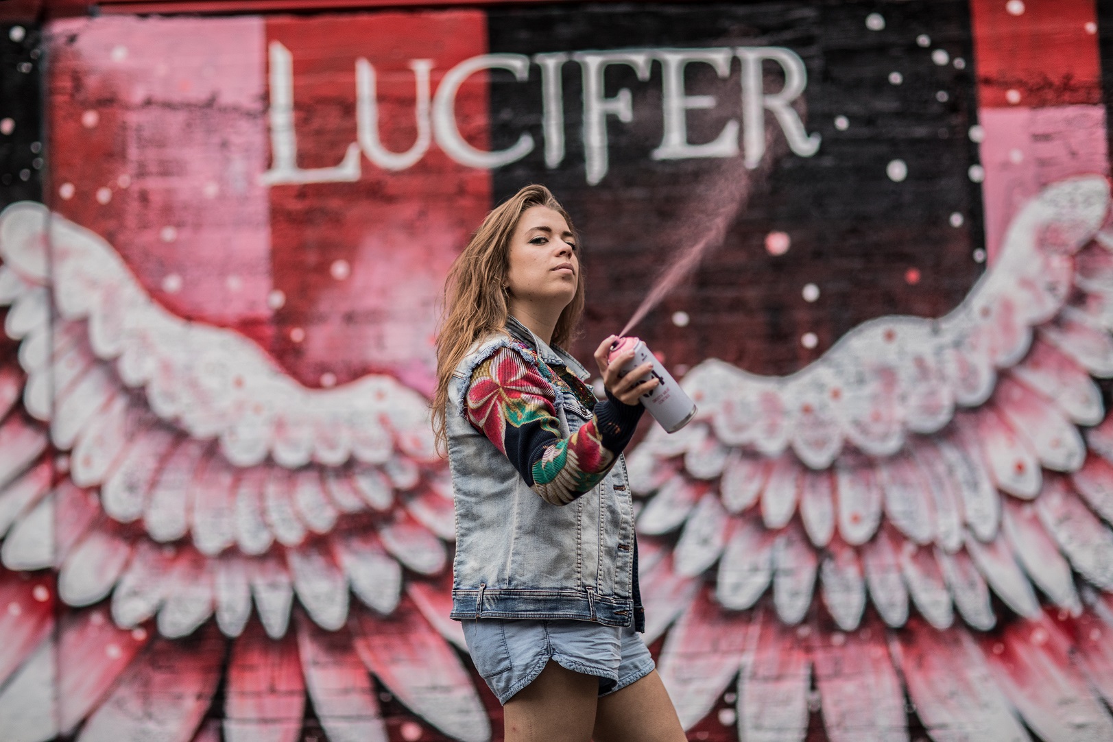Regresa a la TV actor de ‘Smalville’ - mural-sofiia-castellanos-lucifer-universal-channel
