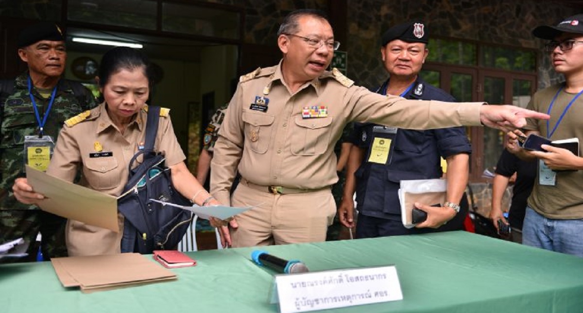 Autoridades piden descartar buceo para sacar a niños de cueva - narongsak-osottanakorn
