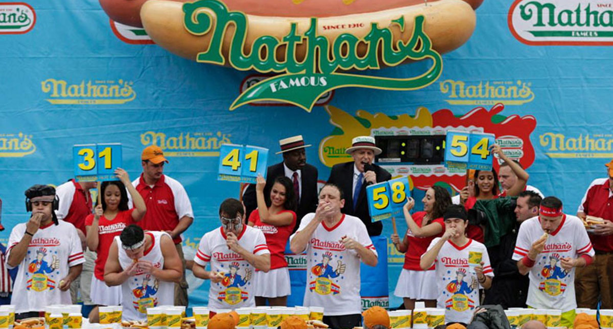 Hombre come 74 hot dogs en concurso de Nueva York