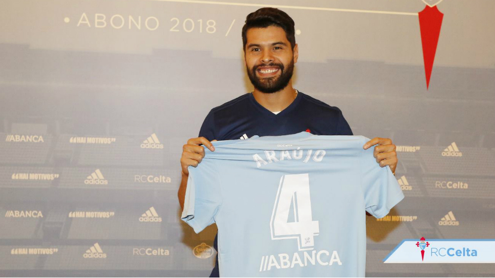 Presentan a Néstor Araujo con el Celta de Vigo