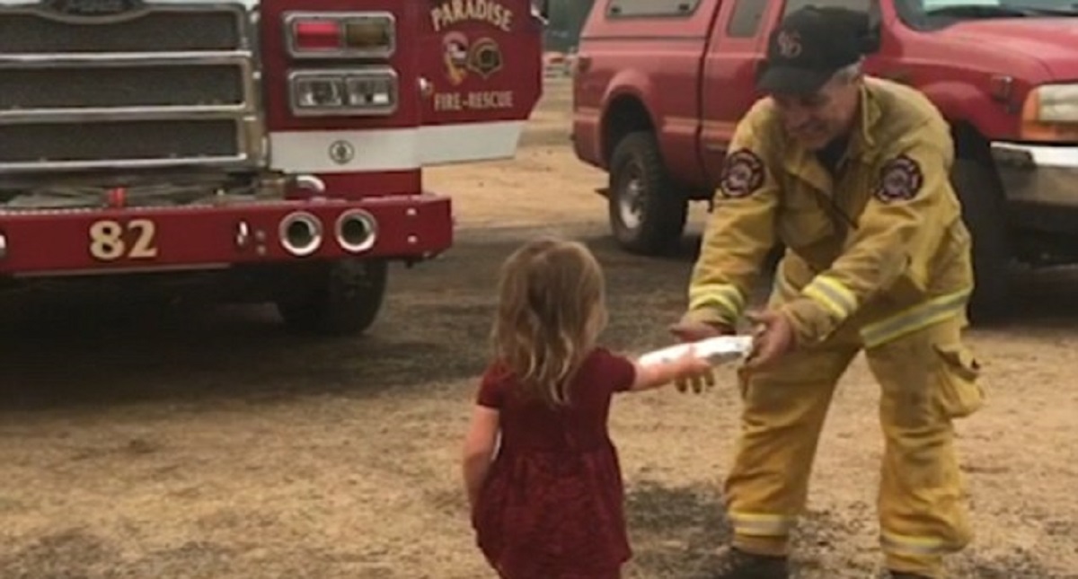#Video Niña agradece con burritos a bomberos por apagar incendios