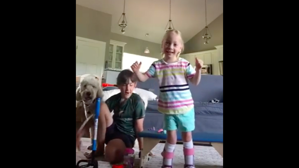 #Video Así reaccionó una niña con parálisis con sus primeros pasos