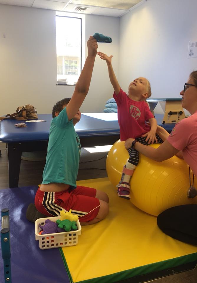 #Video Así reaccionó una niña con parálisis con sus primeros pasos - nina-paralisis-camina-michigan-maya-tisdale