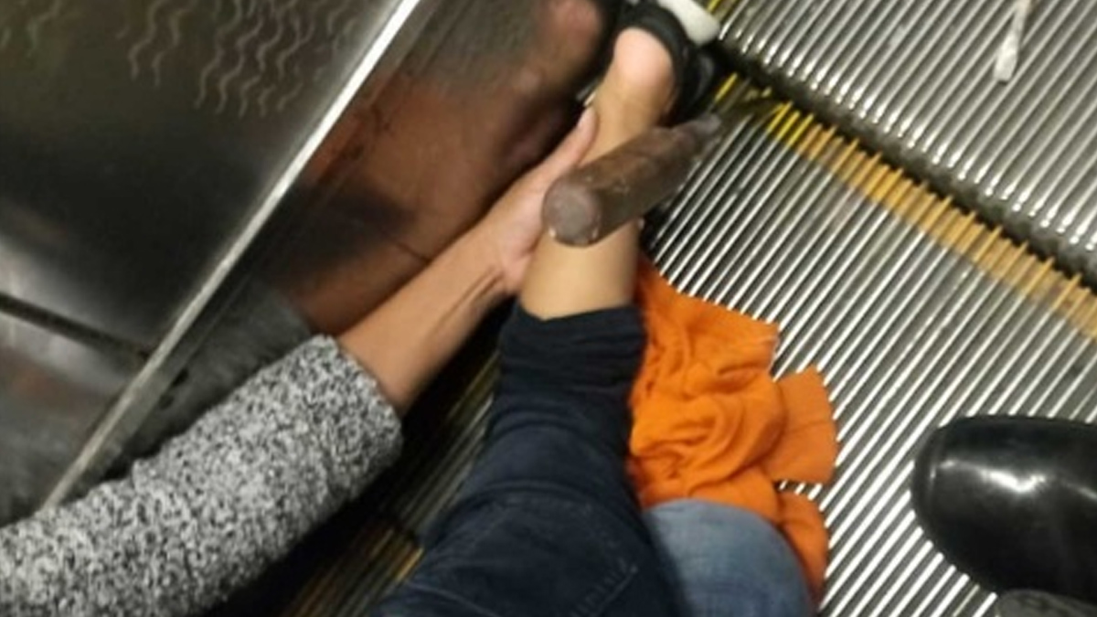 Niño queda atorado en escaleras eléctricas del Metro Chabacano