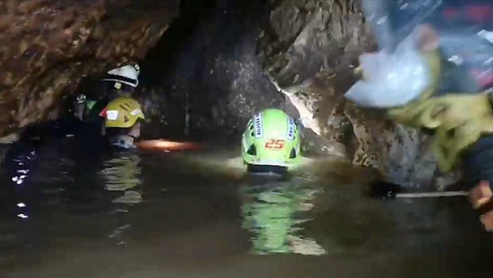 #Video Así trabajan buzos rescatistas para salvar a 12 niños en cueva de Tailandia
