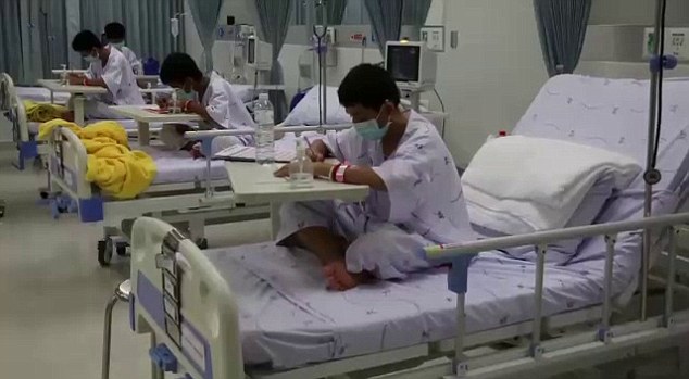 Niños tailandeses hablan por primera vez tras rescate - ninos-tailandia1