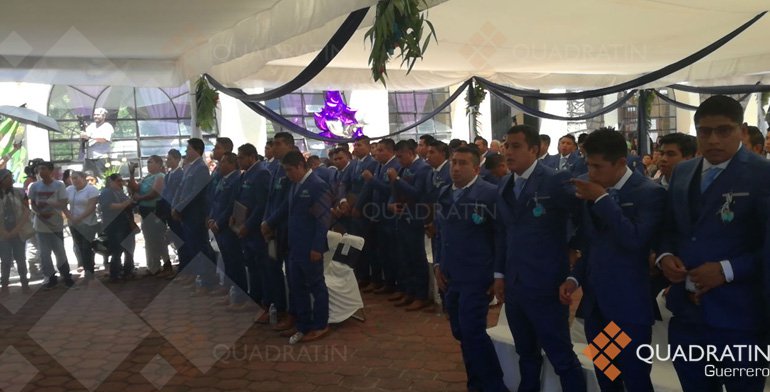 Se gradúan normalistas sobrevivientes de Ayotzinapa - normalistas-ayotzinapa