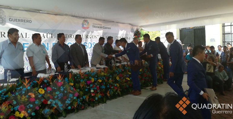 Se gradúan normalistas sobrevivientes de Ayotzinapa - normalistas-ayotzinapa1