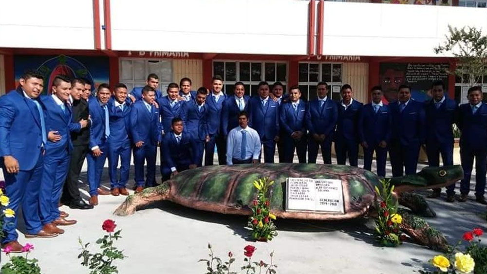 Se gradúan normalistas sobrevivientes de Ayotzinapa