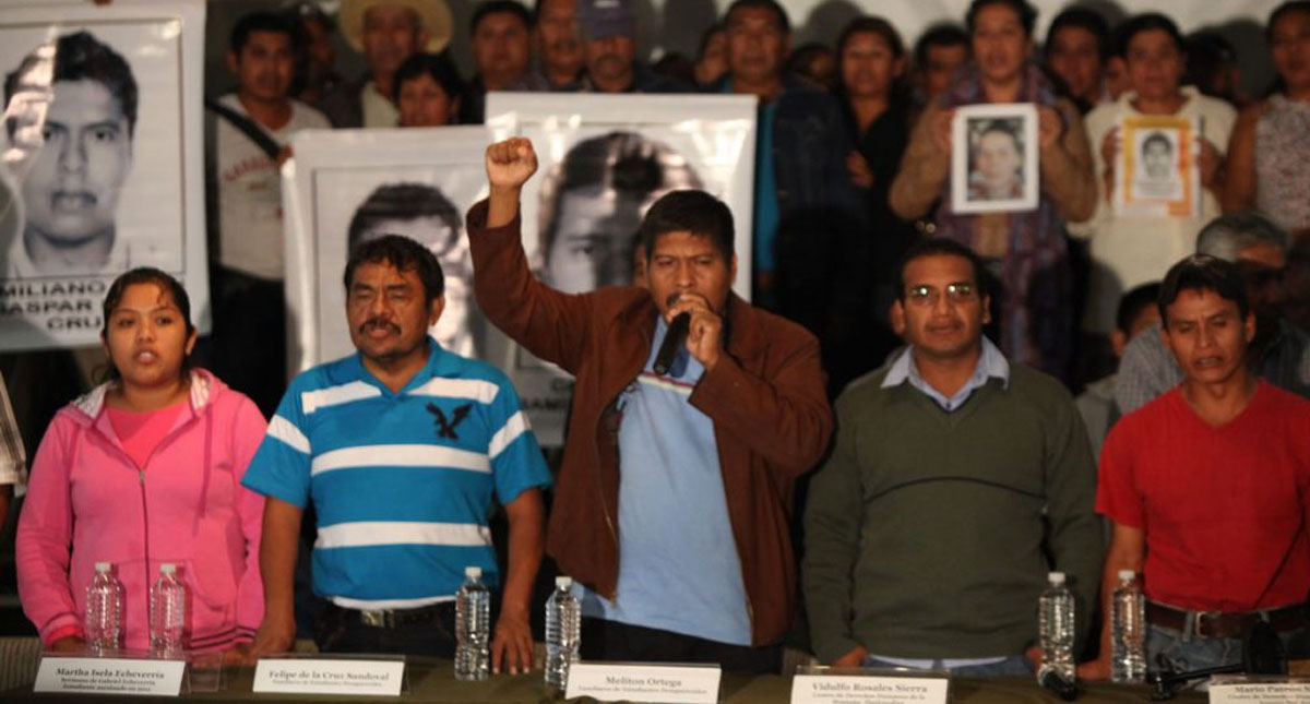 Padres de los 43 exigen a AMLO cumplir compromiso de campaña